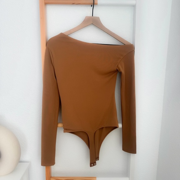 NWOT Song Of Style Via Bodysuit Off The Shoulder Brown Camel Long Sleeve - Picture 4 of 11